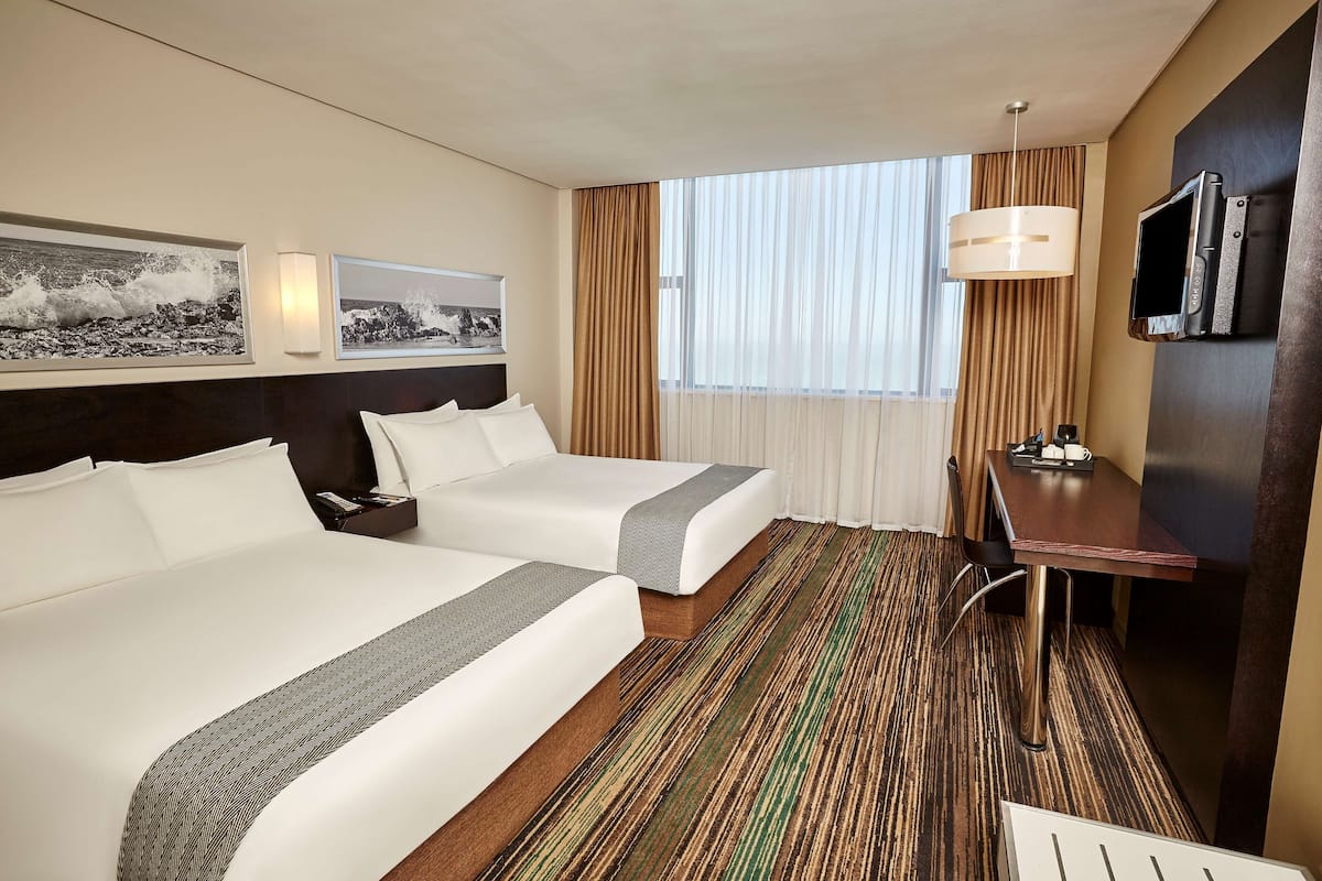 Double Room with Two Double Beds | Een kluis op de kamer, een bureau, een laptopwerkplek