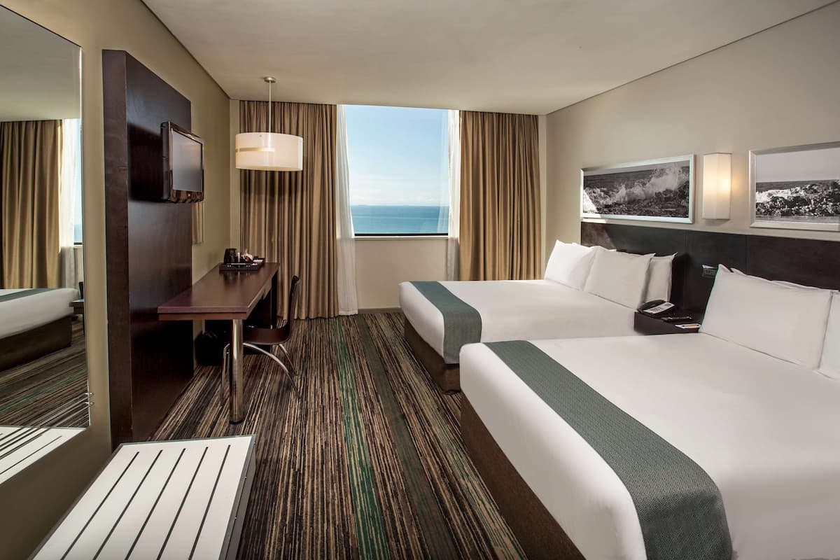 Superior Double Room with Two Double Beds | Een kluis op de kamer, een bureau, een laptopwerkplek