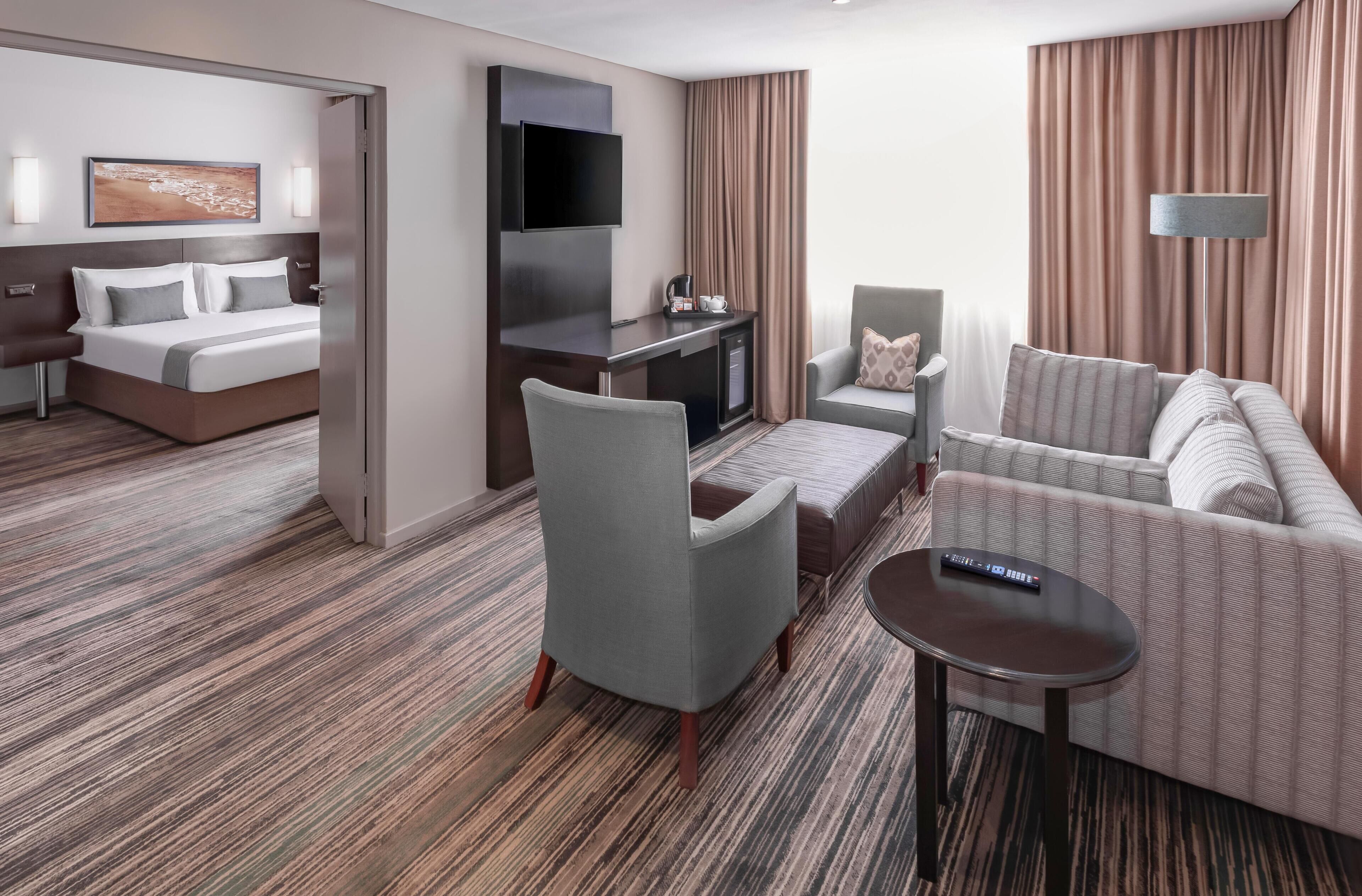 Suite | 客房内保险箱、办公桌、笔记本电脑工作区、遮光窗帘