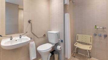 Un baño con lavamanos, inodoro y ducha.
