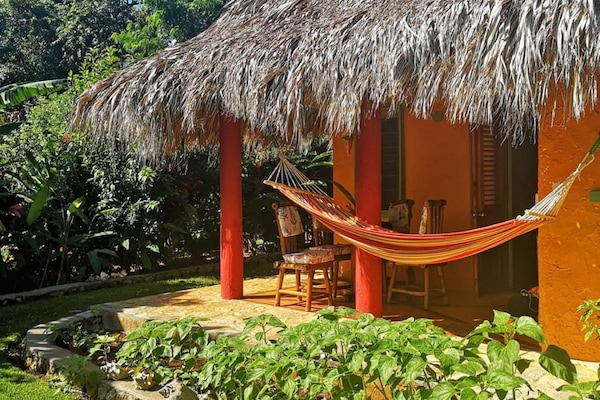 Maison classique | Espace de travail pour ordinateurs portables, fer et planche à repasser