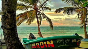 Beach nearby, white sand, sun-loungers, 3 beach bars