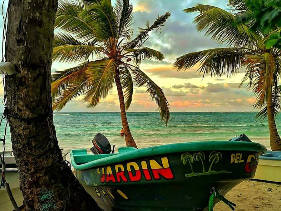 Perto da praia, areia branca, espreguiçadeiras, 3 bares na praia