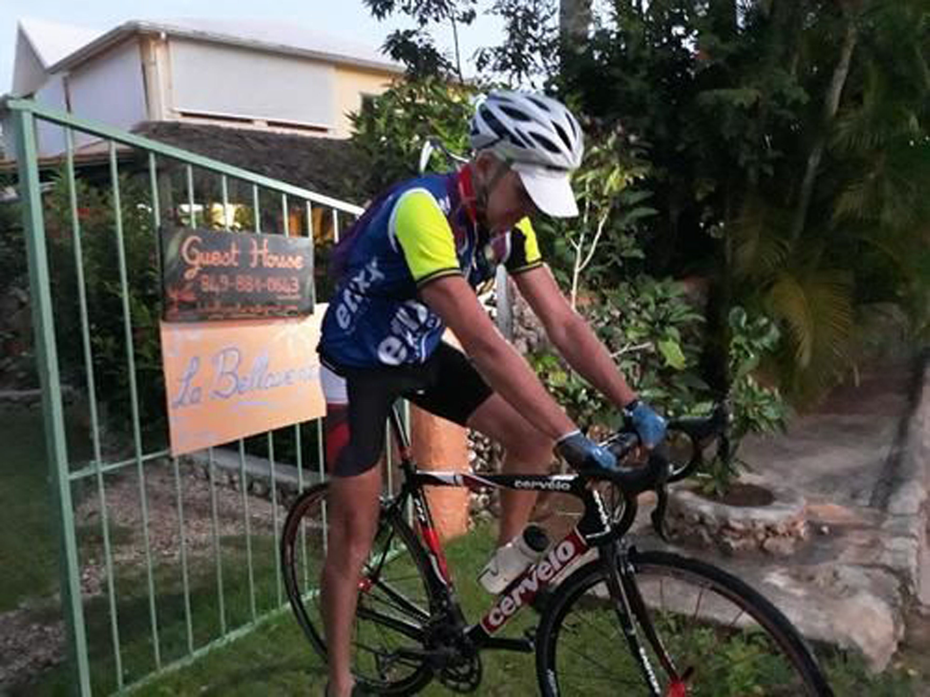 Siniseen ja keltaiseen pyöräilypaitaan pukeutunut pyöräilijä, jolla on Cervelo-merkkinen pyörä.