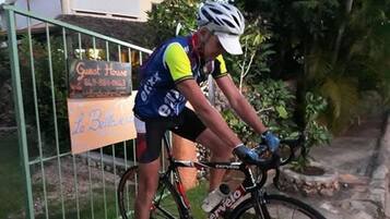 Siniseen ja keltaiseen pyöräilypaitaan pukeutunut pyöräilijä, jolla on Cervelo-merkkinen pyörä.