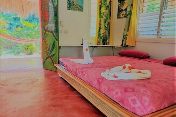 Hus – classic | Skrivebord for bærbar PC, strykejern/-brett og wi-fi (inkludert)