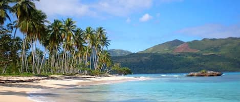 Beach nearby, white sand, sun-loungers, 3 beach bars