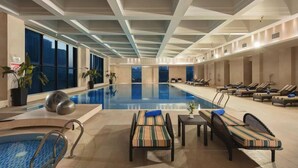 Kolam renang indoor