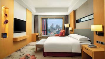 Executive Suite | Minibar, in-room safe, desk, soundproofing