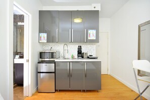 Estúdio conforto, 1 cama Queen, cozinha americana, de frente para a praia | Cozinha americana privada | Geladeira, micro-ondas (mediante solicitação), cooktop