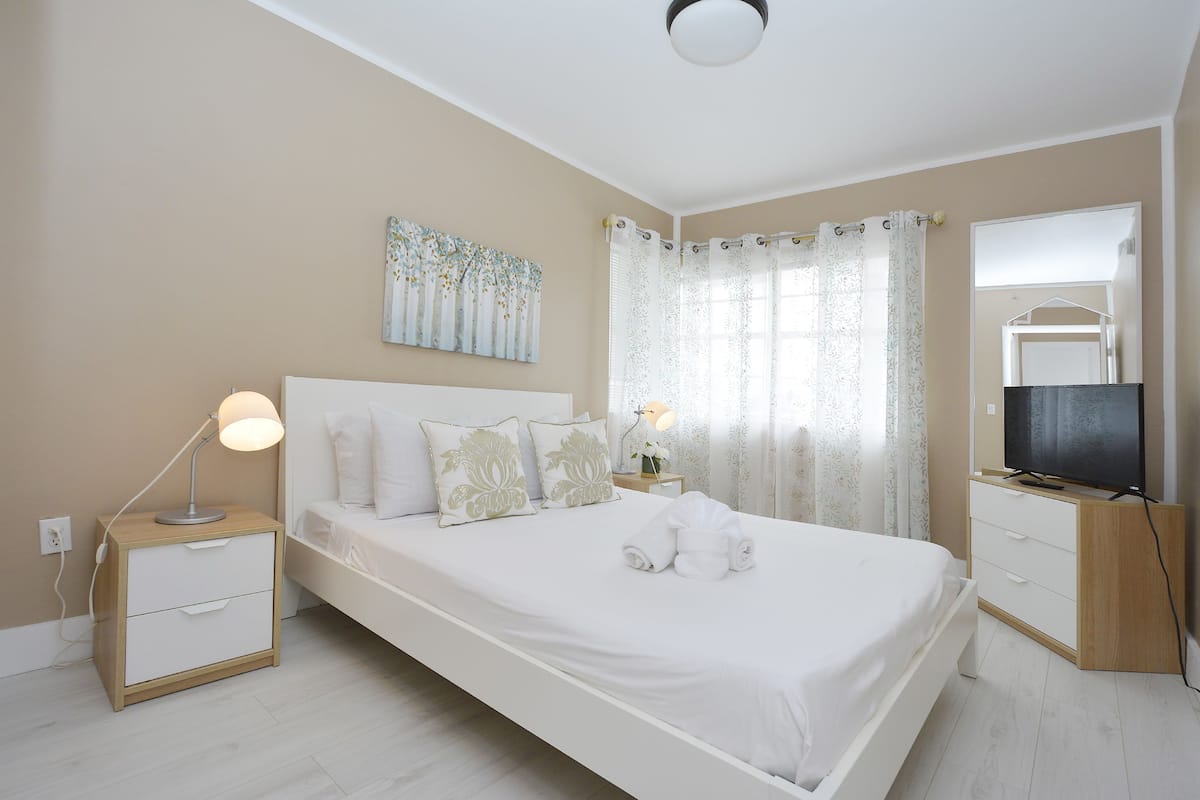 Comfort Room, 1 Queen Bed