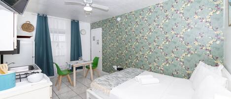 1 habitación, tabla de planchar con plancha, wifi gratis y ropa de cama