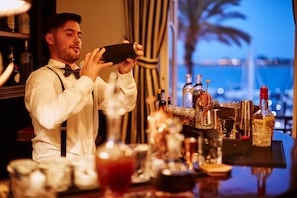 Cocktail bar