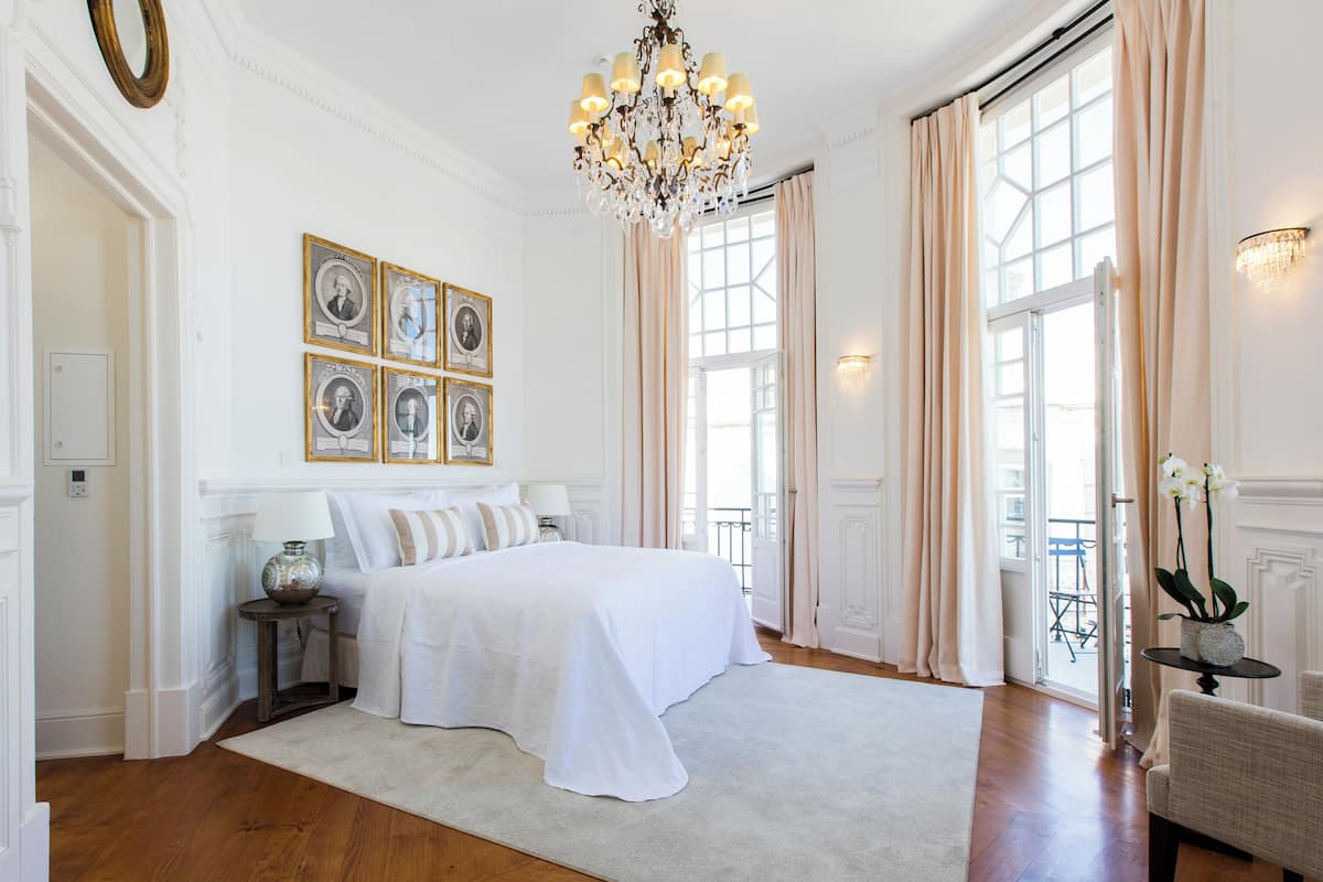 Egyptian cotton sheets, premium bedding, minibar, in-room safe