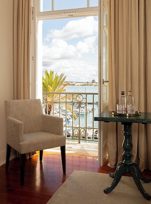Egyptian cotton sheets, premium bedding, minibar, in-room safe