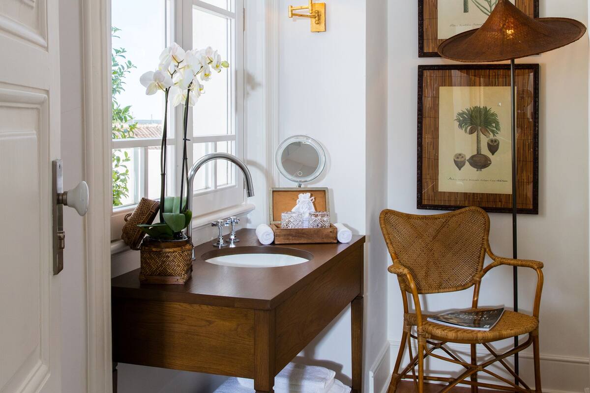 familiar | bathroom | shower, rainfall showerhead, designer toiletries, hair dryer