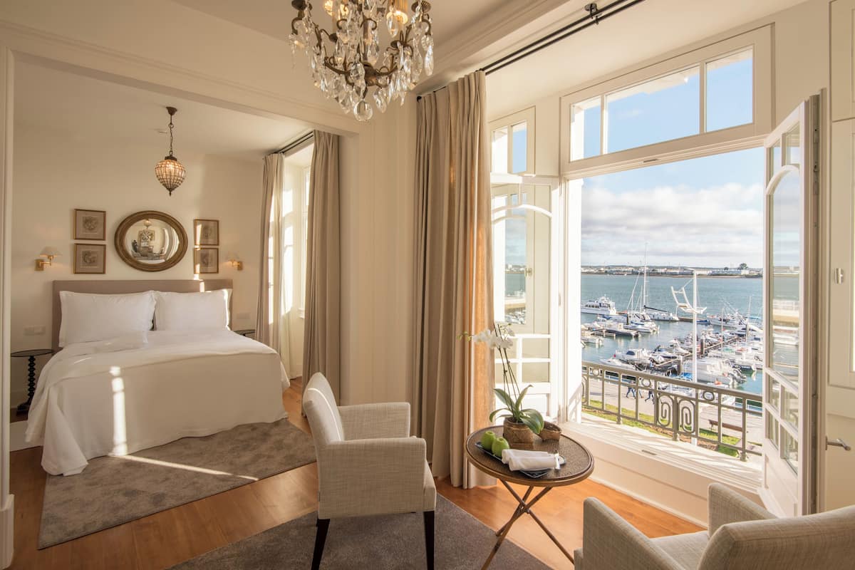 Egyptian cotton sheets, premium bedding, minibar, in-room safe