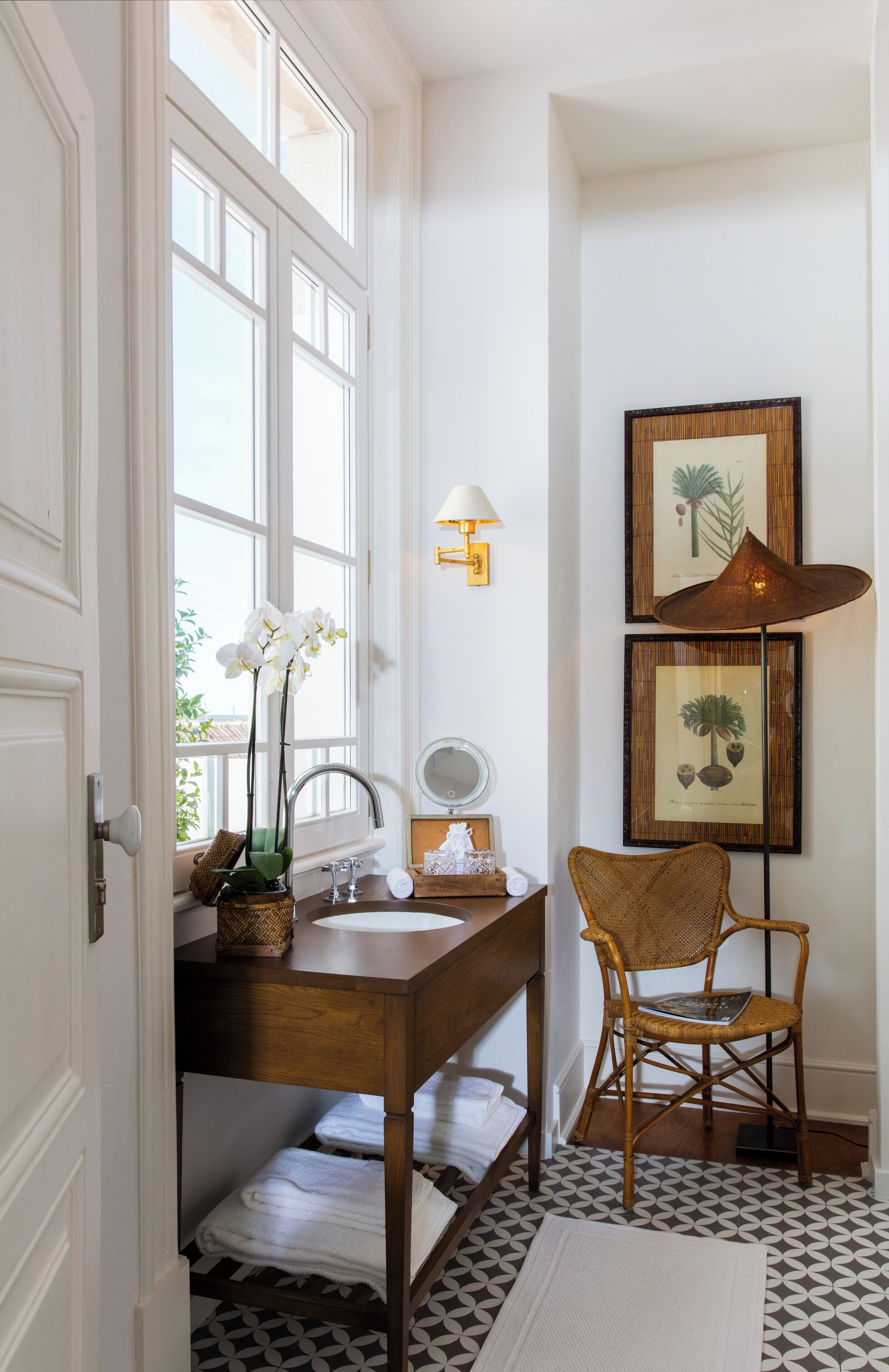 familiar | bathroom | shower, rainfall showerhead, designer toiletries, hair dryer