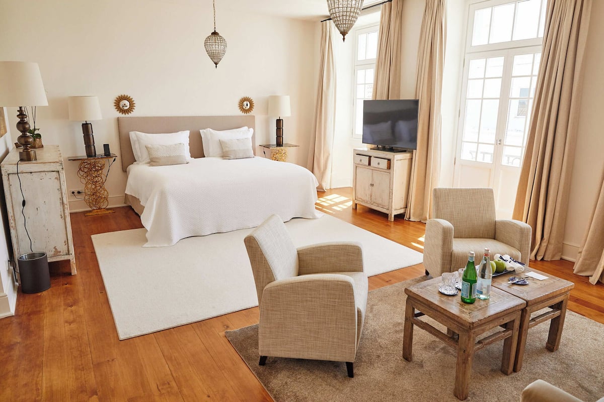 Familiar | Egyptian cotton sheets, premium bedding, minibar, in-room safe