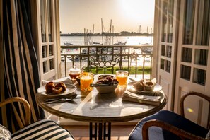 Desayuno buffet todos los días (con cargo)