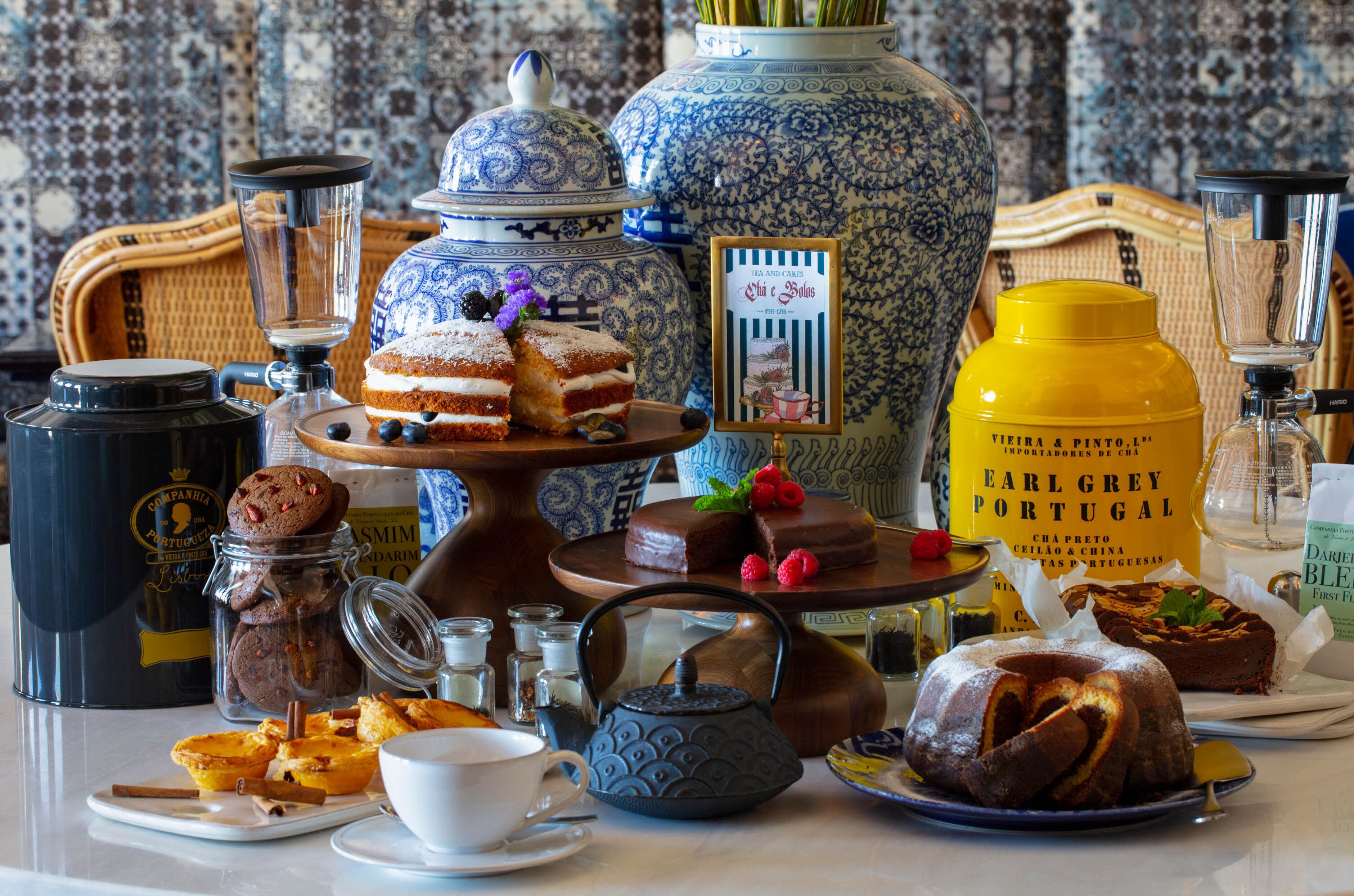 Ett bord med olika sorters mat, en tekanna och en kaffebryggare.