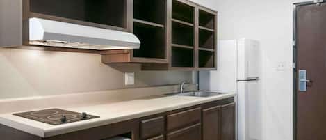 Estudio estándar, 2 camas Queen size, para no fumadores, refrigerador y microondas | Escritorio y espacio para trabajar con laptop