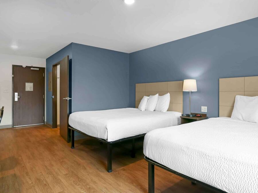 Desk, laptop workspace, iron/ironing board, free WiFi