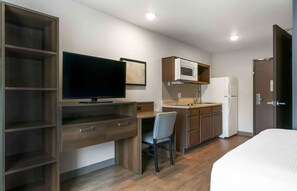 Standard Studio, 1 Queen Bed, Non Smoking, Refrigerator & Microwave