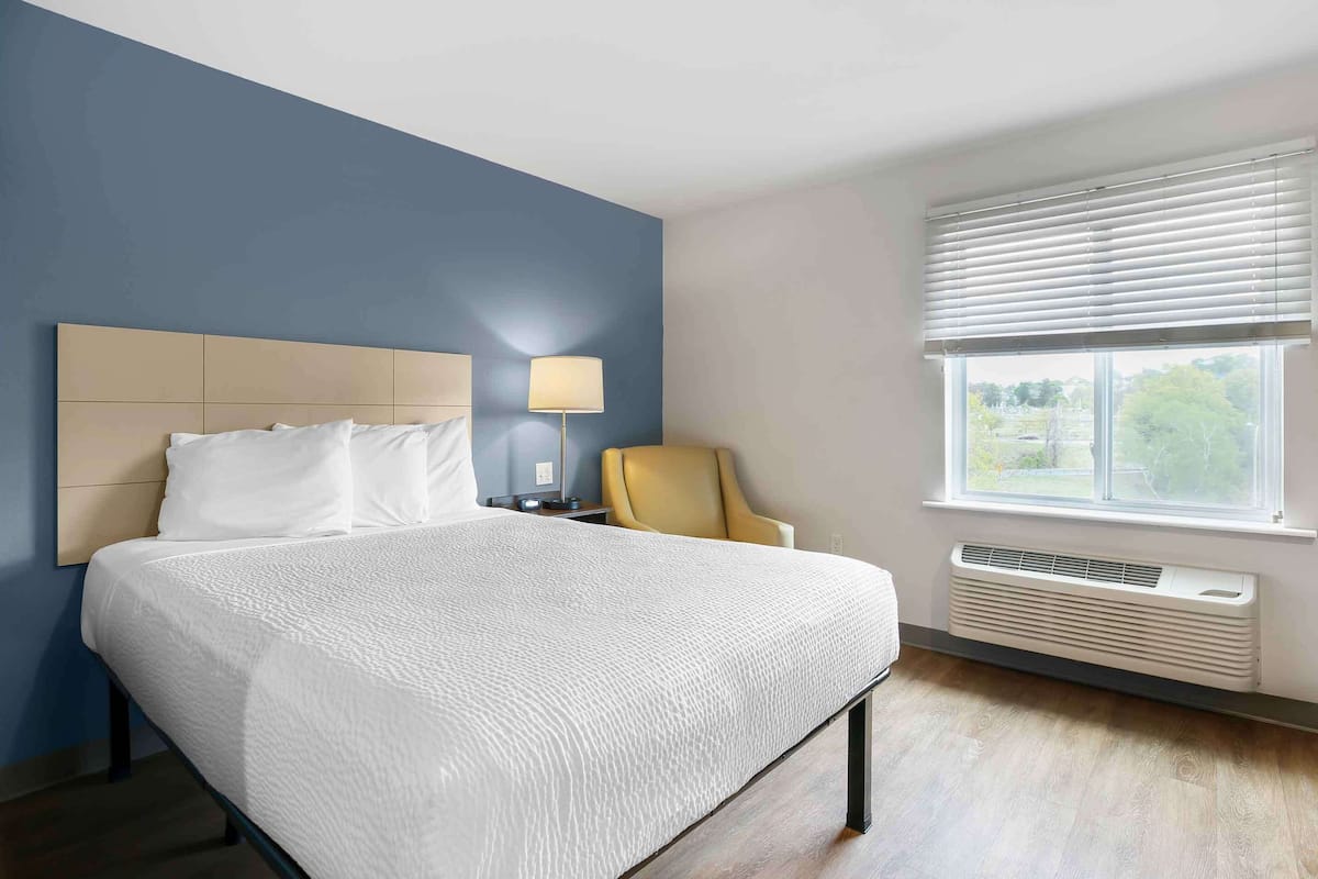 Standard Studio, 1 Queen Bed, Non Smoking, Refrigerator & Microwave | Desk, laptop workspace, iron/ironing board, free WiFi