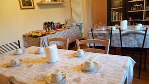 Free daily continental breakfast - B&B Casa Arcangeli (Bracca)