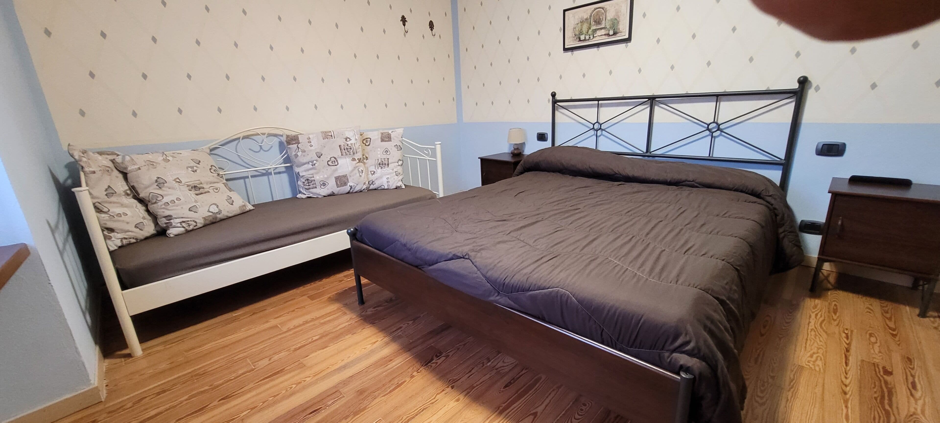 Habitación cuádruple familiar, vista a la montaña | Minibar, escritorio, insonorización y cunas gratuitas 