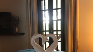 A bed with two towels arranged in the shape of swans. - Recanto Brumas (Campos do Jordão)