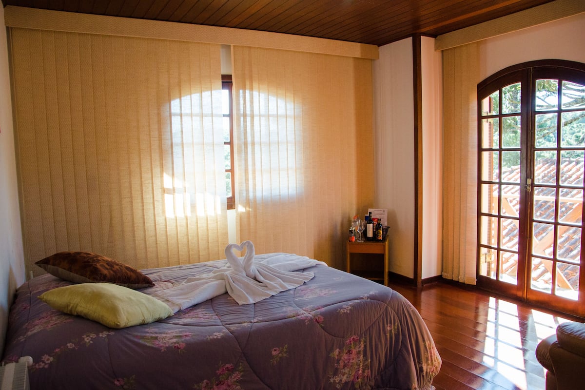 Deluxe Double Room | Minibar, iron/ironing board, free WiFi, bed sheets