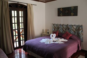 Minibar, tabla de planchar con plancha, wifi gratis y ropa de cama 