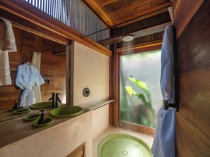 Dusche, kostenlose Toilettenartikel, Bademäntel, Handtücher