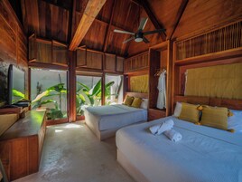 Quarto casal família, 2 camas Queen, vista para a piscina | Cofres nos quartos, Wi-Fi de cortesia, roupa de cama