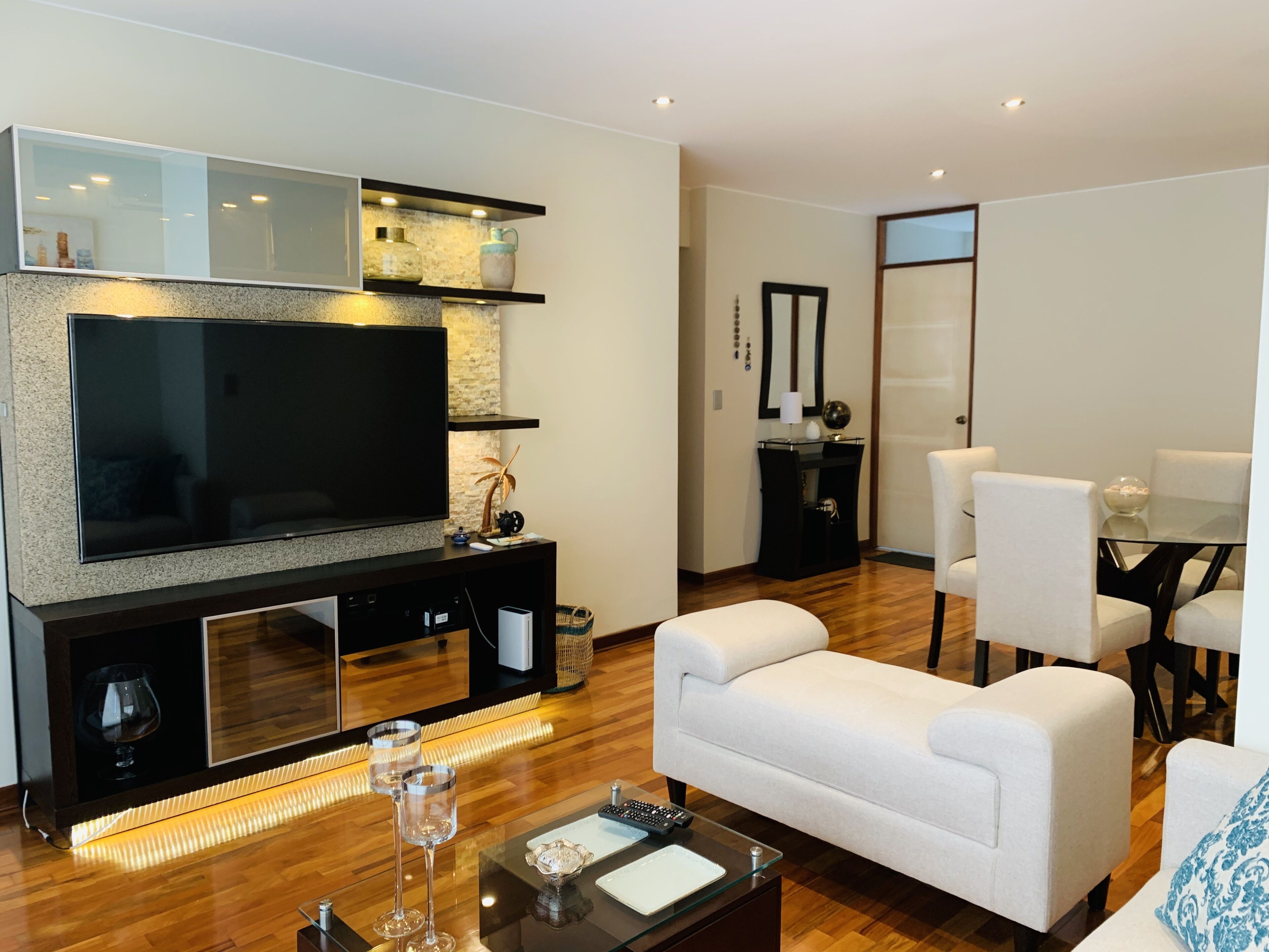 Appartement Deluxe, 2 chambres, accessible aux personnes à mobilité réduite | Salle de séjour | Télévision à écran plat