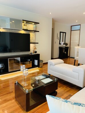 Appartement Deluxe, 2 chambres, accessible aux personnes à mobilité réduite | Salle de séjour | Télévision à écran plat