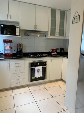 华丽公寓, 2 间卧室, 无障碍 | 私人厨房 | 冰箱、微波炉、烤箱、电饭煲