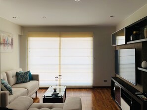 Departamento Deluxe, 2 habitaciones, con acceso para personas discapacitadas | Sala de estar | Televisión de pantalla plana 