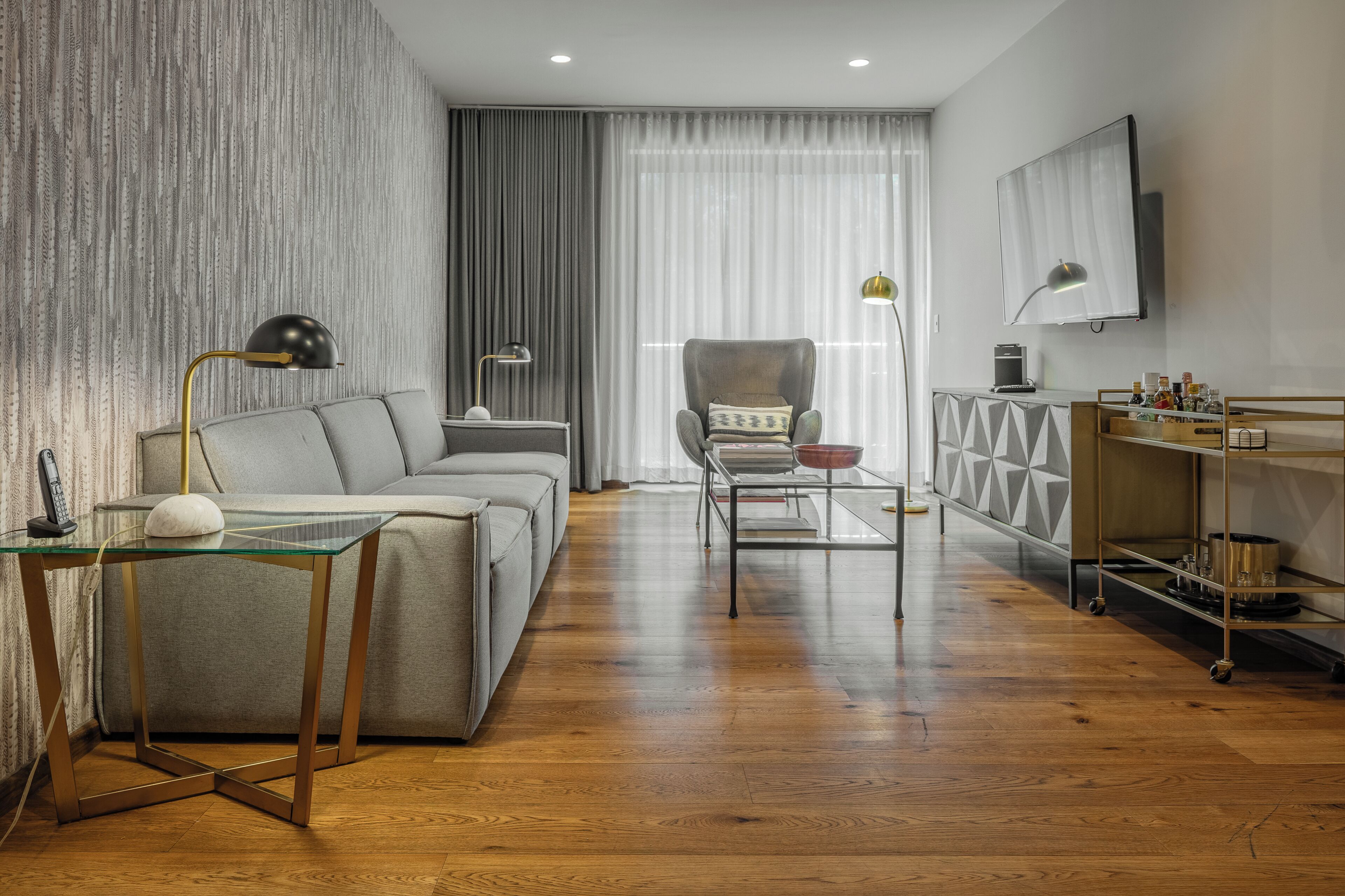 Suite – elite, 3 soverom, balkong, parkutsikt | Oppholdsområde | En 50-tommers smart-TV med kabel-kanaler samt TV og Netflix