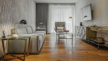 Suite Elite, 3 habitaciones, balcón, vista al parque | Área de sala de estar | Smart TV de 50 pulgadas con canales por cable, televisión y Netflix