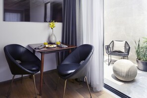 Comfort Studio Suite, 1 King Bed, Terrace, City View | In-room dining