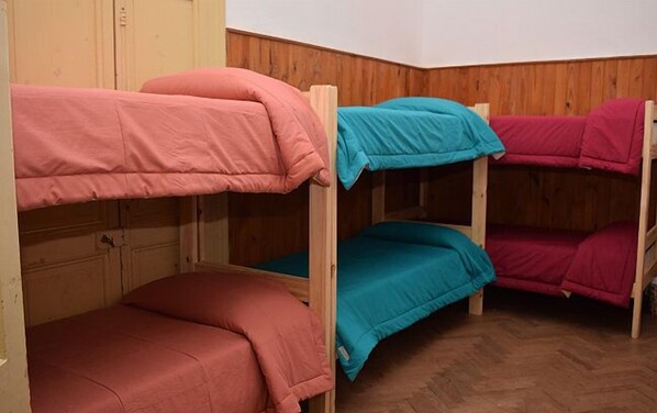 Dormitorio compartido estándar, solo para mujeres, baño privado | Tabla de planchar con plancha y wifi gratis