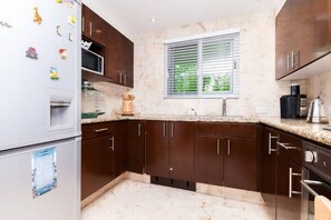 Condo exclusivo, 3 habitaciones, alberca privada, vista parcial al océano | Cocina privada | Refrigerador con congelador, microondas, horno y parrilla de estufa 