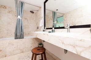 Exclusive-Apartment, 3 Schlafzimmer, eigener Pool, eingeschränkter Meerblick | Badezimmer | Dusche, kostenlose Toilettenartikel, Haartrockner, Handtücher