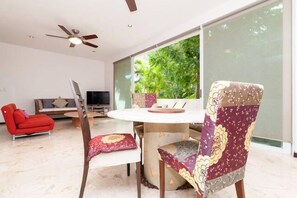 Condo exclusivo, 3 habitaciones, alberca privada, vista parcial al océano | Servicio a la habitación