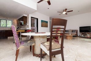 Appart'hôtel Exclusif, 3 chambres, piscine privée, vue partielle sur l'océan | Restauration dans la chambre