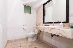 Apartamento exclusivo, 3 habitaciones, piscina privada, vistas parciales al mar | Baño | Ducha, artículos de higiene personal gratuitos y secador de pelo