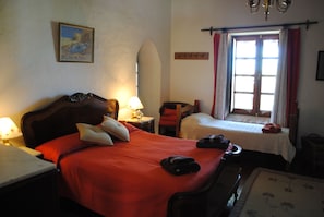 1 soverom, strykejern/-brett, ekstrasenger (mot et tillegg) og sengetøy